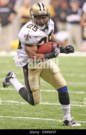 13. September 2009: New Orleans Saints Runningback Reggie Bush (25).  Die New Orleans Saints besiegt den Detroit Lions 45-27 in der Matchup statt an der Louisiana Superdome in New Orleans, Louisiana (Kredit-Bild: © Southcreek Global/ZUMApress.com) Stockfoto