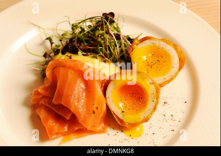 Geräuchertem Lachs und Ei Stockfoto