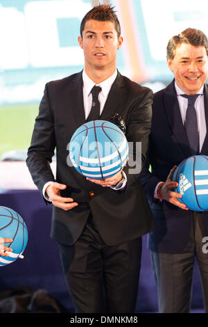 Madrid, Madrid, Spanien. 16. Dezember 2013. Cristiano Ronaldo bei einem Real Madrid-Stiftung Event, "kein Kind ohne ein Spielzeug für Christman'', ehren die Palco de Santiago-Bernabéu-Stadion am 16. November 2013 in Madrid, Spanien-Credit: Madridismo Sl/Madridismo/ZUMAPRESS.com/Alamy Live News Stockfoto