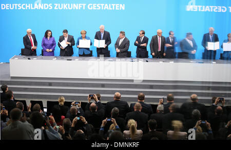 Fraktionsvorsitzender der deutschen Sozialdemokratischen Partei (SPD) im Parlament "MDB" Frank-Walter Steinmeier (L-R), Generalsekretär der SPD Andrea Nahles, Vorsitzender der SPD Sigmar Gabriel, handeln, Bundeskanzlerin und Vorsitzende der deutschen christlichen Demokratischen Union Angela Merkel, christlich soziale Union (CSU) Parteivorsitzenden Horst Seehofer, CDU-Generalsekretär Hermann Groehe, CSU Secretary general Alexander Dobrindt, CDU-Fraktionschef Volker Kauder unterzeichnen Koalitionsvertrag an der Paul-Loebe-Haus des deutschen "Bundestag" Parlament in Berlin Deutschland Stockfoto