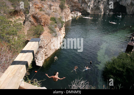 Sep 18, 2009 - Athen, Griechenland - Cliff Diver vorbereiten für das Red Bull Cliff Diving Series 2009 Grande Finale am 20. September am See Vouliagmeni, nur außerhalb von Athen. (Kredit-Bild: © Aristidis Vafeiadakis/ZUMA Press) Stockfoto