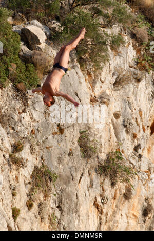 Sep 18, 2009 - Athen, Griechenland - A Klippenspringer üben tauchen aus 26 Metern Höhe vor dem Red Bull Cliff Diving Series 2009 Grande Finale am 20. September am See Vouliagmeni, nur außerhalb von Athen. (Kredit-Bild: © Aristidis Vafeiadakis/ZUMA Press) Stockfoto