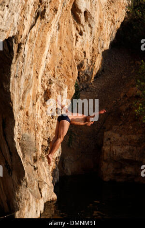 Sep 18, 2009 - Athen, Griechenland - A Klippenspringer üben tauchen aus 26 Metern Höhe vor dem Red Bull Cliff Diving Series 2009 Grande Finale am 20. September am See Vouliagmeni, nur außerhalb von Athen. (Kredit-Bild: © Aristidis Vafeiadakis/ZUMA Press) Stockfoto