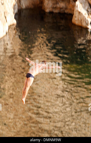 Sep 18, 2009 - Athen, Griechenland - A Klippenspringer üben tauchen aus 26 Metern Höhe vor dem Red Bull Cliff Diving Series 2009 Grande Finale am 20. September am See Vouliagmeni, nur außerhalb von Athen. (Kredit-Bild: © Aristidis Vafeiadakis/ZUMA Press) Stockfoto