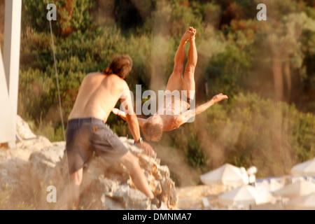 Sep 18, 2009 - Athen, Griechenland - A Klippenspringer üben tauchen aus 26 Metern Höhe vor dem Red Bull Cliff Diving Series 2009 Grande Finale am 20. September am See Vouliagmeni, nur außerhalb von Athen. (Kredit-Bild: © Aristidis Vafeiadakis/ZUMA Press) Stockfoto