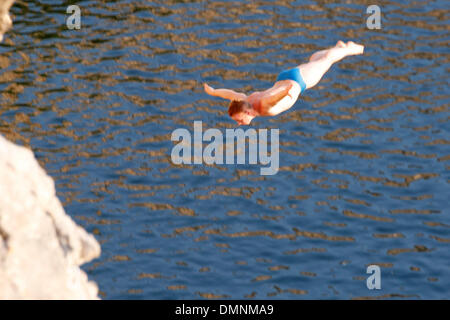 Sep 18, 2009 - Athen, Griechenland - A Klippenspringer üben tauchen aus 26 Metern Höhe vor dem Red Bull Cliff Diving Series 2009 Grande Finale am 20. September am See Vouliagmeni, nur außerhalb von Athen. (Kredit-Bild: © Aristidis Vafeiadakis/ZUMA Press) Stockfoto