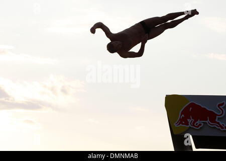 Sep 18, 2009 - Athen, Griechenland - A Klippenspringer üben tauchen aus 26 Metern Höhe vor dem Red Bull Cliff Diving Series 2009 Grande Finale am 20. September am See Vouliagmeni, nur außerhalb von Athen. (Kredit-Bild: © Aristidis Vafeiadakis/ZUMA Press) Stockfoto