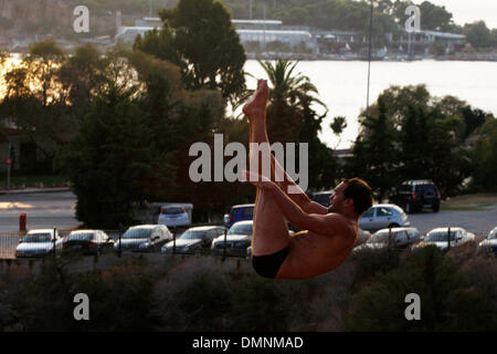 Sep 18, 2009 - Athen, Griechenland - A Klippenspringer üben tauchen aus 26 Metern Höhe vor dem Red Bull Cliff Diving Series 2009 Grande Finale am 20. September am See Vouliagmeni, nur außerhalb von Athen. (Kredit-Bild: © Aristidis Vafeiadakis/ZUMA Press) Stockfoto