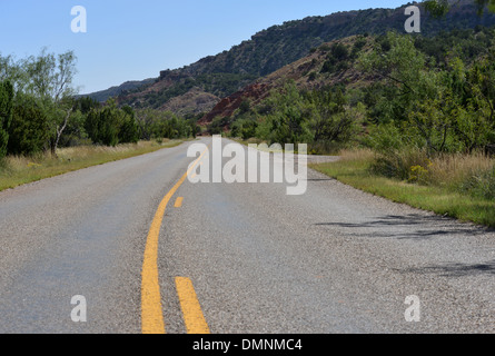 Rote Erde und Berge in den Palo Duro Canyon State Park in der Nähe von Amarillo in Texas Panhandle Stockfoto