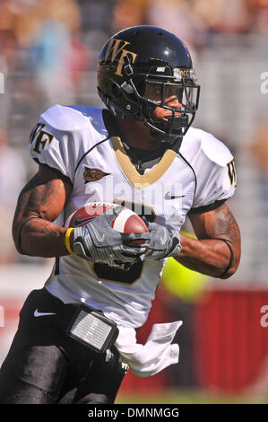 Sep 26, 2009 - Chestnut Hill, Massachusetts, USA - 26. September 2009: Wake Forest Devon Brown (3) trägt den Ball während der Wake Forest Vs Boston College ACC Fußballspiel im Alumni Stadium in Chestnut Hill, MA. (Kredit-Bild: © Geoff Bolte/Southcreek Global/ZUMApress.com) Stockfoto