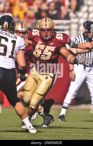 Sep 26, 2009 - Chestnut Hill, Massachusetts, USA - 26. September 2009: Boston College Defensive Damik Scafe (55) zu bewältigen, während die Wake Forest Vs Boston College Football-Spiel im Alumni Stadium in Chestnut Hill, MA. (Kredit-Bild: © Geoff Bolte/Southcreek Global/ZUMApress.com) Stockfoto