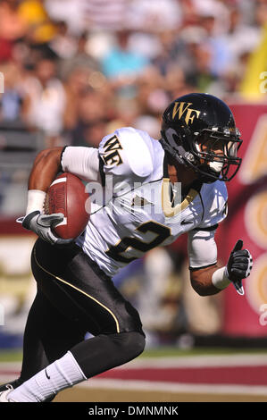 Sep 26, 2009 - Chestnut Hill, Massachusetts, USA - 26. September 2009: Chris Givens kehrt die Kick-off während der Wake Forest Vs Boston College ACC Konferenz Spiel im Alumni Stadium in Chestnut Hill, MA. (Kredit-Bild: © Geoff Bolte/Southcreek Global/ZUMApress.com) Stockfoto