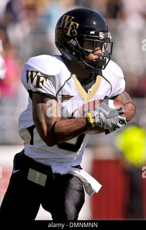 Sep 26, 2009 - Chestnut Hill, Massachusetts, USA - 26. September 2009: Devon Brown läuft ein First Down während des ACC-Konferenz-Spiels zwischen Wake Forest und Boston College Alumni-Stadion in Chestnut Hill, MA. (Kredit-Bild: © Geoff Bolte/Southcreek Global/ZUMApress.com) Stockfoto