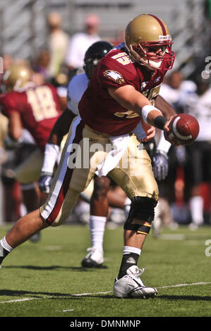 Sep 26, 2009 - Chestnut Hill, Massachusetts, USA - 26. September 2009: Dave Shinskie bereitet zur hand aus dem Running Back während des ACC-Konferenz-Spiels zwischen Wake Forest und Boston College Alumni-Stadion in Chestnut Hill, MA. (Kredit-Bild: © Geoff Bolte/Southcreek Global/ZUMApress.com) Stockfoto