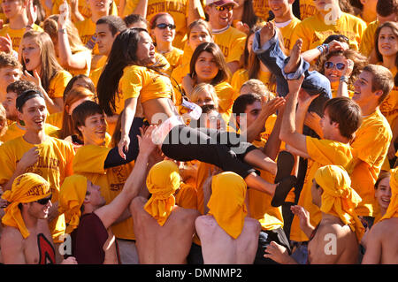 Sep 26, 2009 - Chestnut Hill, Massachusetts, USA - 26. September 2009: Boston College-Fans feiern einen Touchdown während des ACC-Konferenz-Spiels zwischen Wake Forest und Boston College Alumni-Stadion in Chestnut Hill, MA. (Kredit-Bild: © Geoff Bolte/Southcreek Global/ZUMApress.com) Stockfoto