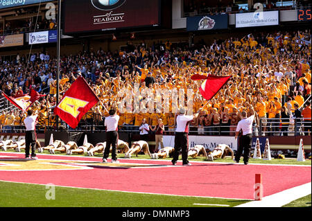 Sep 26, 2009 - Chestnut Hill, Massachusetts, USA - 26. September 2009: Boston College Student Abschnitt feiert einen Touchdown in der ersten Hälfte zwischen Wake Forest und Boston College Alumni-Stadion in Chestnut Hill, MA. (Kredit-Bild: © Geoff Bolte/Southcreek Global/ZUMApress.com) Stockfoto