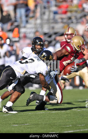 Sep 26, 2009 - Chestnut Hill, Massachusetts, USA - 26. September 2009: Wake Forest Wide Receiver Devon Brown (3) sieht gegen Boston College Cornerback Roderick Rollins (20) die Überwachung während der Wake Forest Vs Boston College ACC Fußball Matchup Alumni-Stadion in Chestnut Hill, MA nimmt. Boston College besiegt Wake Forest 27-24 in der Overtime. (Kredit-Bild: © Geoff Bol Stockfoto