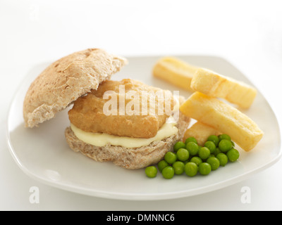 Fisch Teig Brot Sandwich Hühnerroulade chips Erbsen Stockfoto