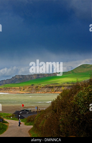 Kimmeridge Bay auf Dorset Jurassic Coast mit Gewitterwolken über Kopf vorbei. Stockfoto