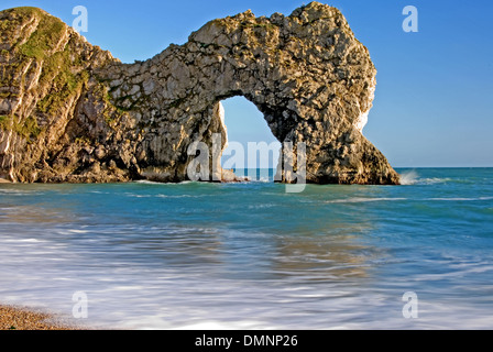 Durdle Door ist eine Ikone sea Arch durch Küstenerosion auf in Dorset Jurassic Coast Line erstellt. Stockfoto