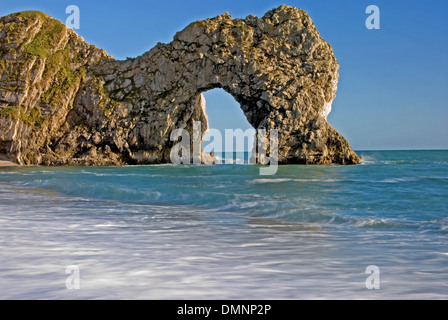 Durdle Door ist eine Ikone sea Arch durch Küstenerosion auf in Dorset Jurassic Coast Line erstellt. Stockfoto