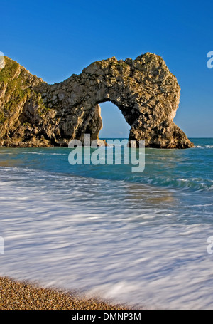 Durdle Door ist eine Ikone sea Arch durch Küstenerosion auf in Dorset Jurassic Coast Line erstellt. Stockfoto