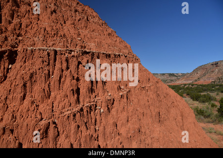 Rote Erde und Berge in den Palo Duro Canyon State Park in der Nähe von Amarillo in Texas Panhandle Stockfoto