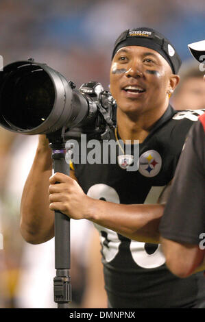 Sep 03, 2009 - Spartanburg, South Carolina, USA - 3. September 2009: Pittsburgh Steelers Wide Receiver Hines Ward #86 nimmt seinerseits hinter der Kamera, wie sein Team die Panthers im dritten Quartal führt.  Die Pittsburgh Steelers gegen die Carolina Panthers 21-10 bei Bank of America Stadium in Charlotte, North Carolina. (Kredit-Bild: © Margaret Bowles/Southcreek Global/ZUMApress Stockfoto