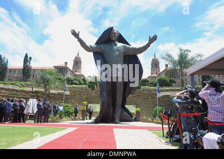 Pretoria, Südafrika. 16. Dezember 2013. Die Statue von Nelson Mandela ist bei den Union Buildings in Pretoria, Südafrika, 16. Dezember 2013 sehen. Eine neun-Meter hohe Statue des ehemaligen Präsidenten Nelson Mandela wurde am Montag im Rahmen der Feierlichkeiten zum Tag der Versöhnung vorgestellt. Bildnachweis: Li Qihua/Xinhua/Alamy Live-Nachrichten Stockfoto