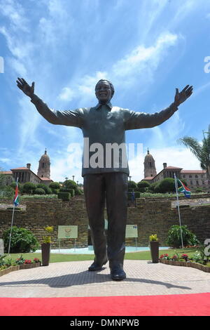 Pretoria, Südafrika. 16. Dezember 2013. Die Statue von Nelson Mandela ist bei den Union Buildings in Pretoria, Südafrika, 16. Dezember 2013 sehen. Eine neun-Meter hohe Statue des ehemaligen Präsidenten Nelson Mandela wurde am Montag im Rahmen der Feierlichkeiten zum Tag der Versöhnung vorgestellt. Bildnachweis: Li Qihua/Xinhua/Alamy Live-Nachrichten Stockfoto