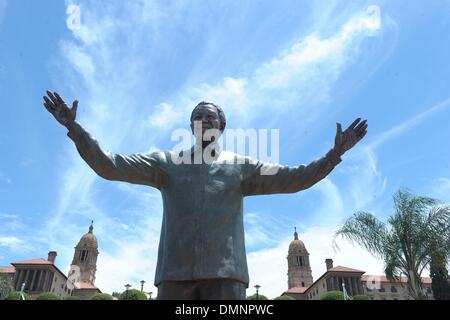 Pretoria, Südafrika. 16. Dezember 2013. Die Statue von Nelson Mandela ist bei den Union Buildings in Pretoria, Südafrika, 16. Dezember 2013 sehen. Eine neun-Meter hohe Statue des ehemaligen Präsidenten Nelson Mandela wurde am Montag im Rahmen der Feierlichkeiten zum Tag der Versöhnung vorgestellt. Bildnachweis: Li Qihua/Xinhua/Alamy Live-Nachrichten Stockfoto