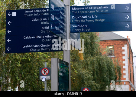 Fußgängerzone Wegweiser in Dublin Englisch und Gälisch Namen zeigen Stockfoto