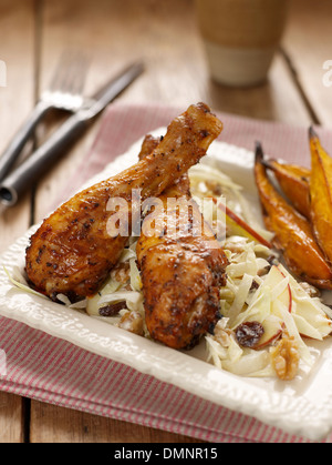 gekochtes Hühnerfleisch Drumsticks Salat Apfel Rosinen Nüssen Walnüsse Süßkartoffeln Tisch Teller Besteck Stockfoto