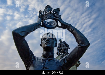 Hamlet hält eine Krone hoch und William Shakespeare blickt über seine Schulter, Teil der Gower Memorial Statue in Bancroft Gardens, Stratford. Stockfoto