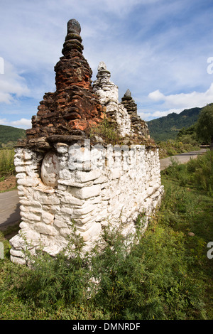 Bhutan, Bumthang Valley, Jambey alt weiß getünchten Stein Mani Mauer in ländlichen Landschaft Stockfoto