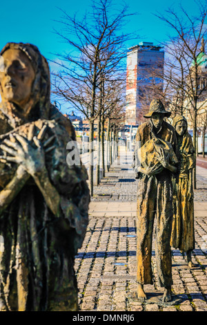 Die irische Hungersnot Skulpturen auf Custom House Quay in Dublin Irland Stockfoto