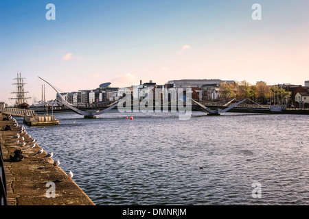 Blick auf die o ' Sean Casey und Samuel Beckett Brücken in Dublin Stockfoto