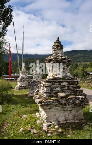 Bumthang Valley, Bhutan, Jambey alten weißen Stein Chörten in ländlichen Landschaft Stockfoto