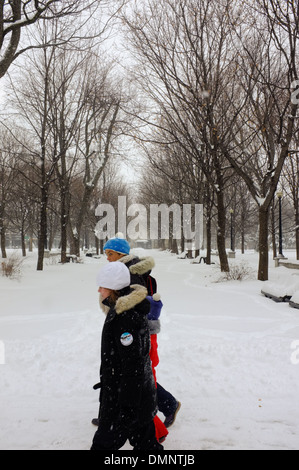 Eine Familie, Wandern im Parc Lafontaine in Montreal, Quebec. Stockfoto