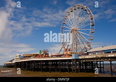 Die zentralen Pier und Riesenrad auf Blackpool Meer sind beliebte Ziele bei Urlaubern und Tagestouristen. Stockfoto