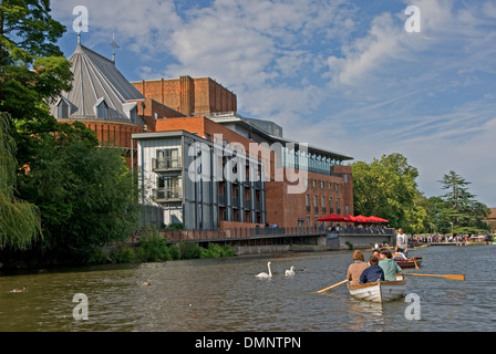 Stratford-upon-Avon und das Royal Shakespeare Theatre und rudern Boote auf dem Fluss Avon, Warwickshire. Stockfoto