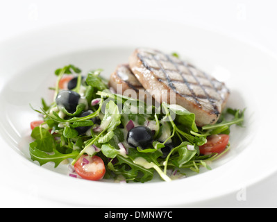 gegrilltes Thunfischsteak mit schwarzen Oliven Salat Fisch Stockfoto