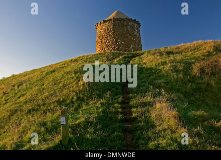 Beacon Hill bei Burton Dassett ist eine erkennbare lokale Sehenswürdigkeiten in South Warwickshire. Stockfoto