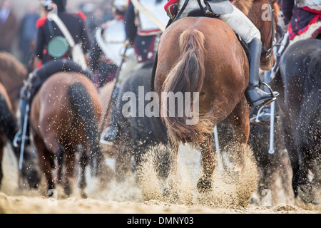 Scheveningen, Niederlande Zweihundertjahrfeier. Historischen Landung am Strand von Scheveningen. Französische Armee in traditioneller Tracht auf Pferden Stockfoto