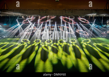 Niederlande, Eindhoven, Lichterfest GLOW 2013 genannt. Projekt Clashlight im Philips PSV Fußballstadion Stockfoto