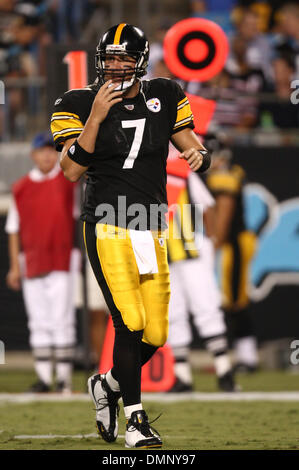 Sep 03, 2009 - Spartanburg, South Carolina, USA - 3. September 2009: Pittsburgh Steelers-quarterback Ben Roethlisberger #7 Köpfe der Huddle. Die Pittsburgh Steelers gegen die Carolina Panthers 21-10 bei Bank of America Stadium in Charlotte, North Carolina. (Kredit-Bild: © Margaret Bowles/Southcreek Global/ZUMApress.com) Stockfoto