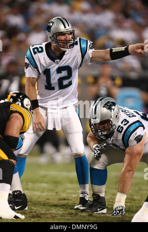 Sep 03, 2009 - Spartanburg, South Carolina, USA - 3. September 2009: Carolina Panthers Quarterback Josh McCown #12 leitet das Vergehen.  Die Pittsburgh Steelers gegen die Carolina Panthers 21-10 bei Bank of America Stadium in Charlotte, North Carolina. (Kredit-Bild: © Margaret Bowles/Southcreek Global/ZUMApress.com) Stockfoto