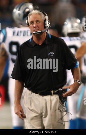 Sep 03, 2009 - Spartanburg, South Carolina, USA - 3. September 2009: Carolina Cheftrainer John Fox prüft sein Mikrophon.  Die Pittsburgh Steelers gegen die Carolina Panthers 21-10 bei Bank of America Stadium in Charlotte, North Carolina. (Kredit-Bild: © Margaret Bowles/Southcreek Global/ZUMApress.com) Stockfoto