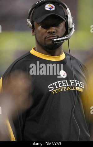 Sep 03, 2009 - Spartanburg, South Carolina, USA - 3. September 2009: Pittsburgh Steelers head Coach Mike Tomlin. Die Pittsburgh Steelers gegen die Carolina Panthers 21-10 bei Bank of America Stadium in Charlotte, North Carolina. (Kredit-Bild: © Margaret Bowles/Southcreek Global/ZUMApress.com) Stockfoto