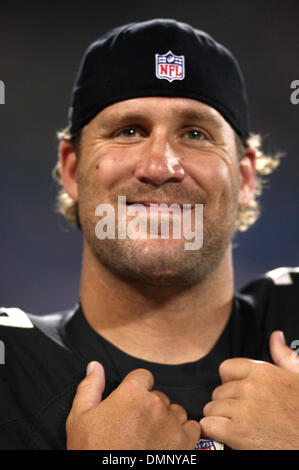 Sep 03, 2009 - Spartanburg, South Carolina, USA - 3. September 2009: Pittsburgh Steelers-quarterback Ben Roethlisberger Uhren von der Seitenlinie aus... Die Pittsburgh Steelers gegen die Carolina Panthers 21-10 bei Bank of America Stadium in Charlotte, North Carolina. (Kredit-Bild: © Margaret Bowles/Southcreek Global/ZUMApress.com) Stockfoto